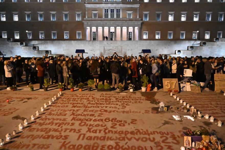 Συγκέντρωση στο Σύνταγμα, «συνεχίζω μέχρι τέλους» είπε ο Ρούτσι - Δείτε βίντεο και φωτογραφίες