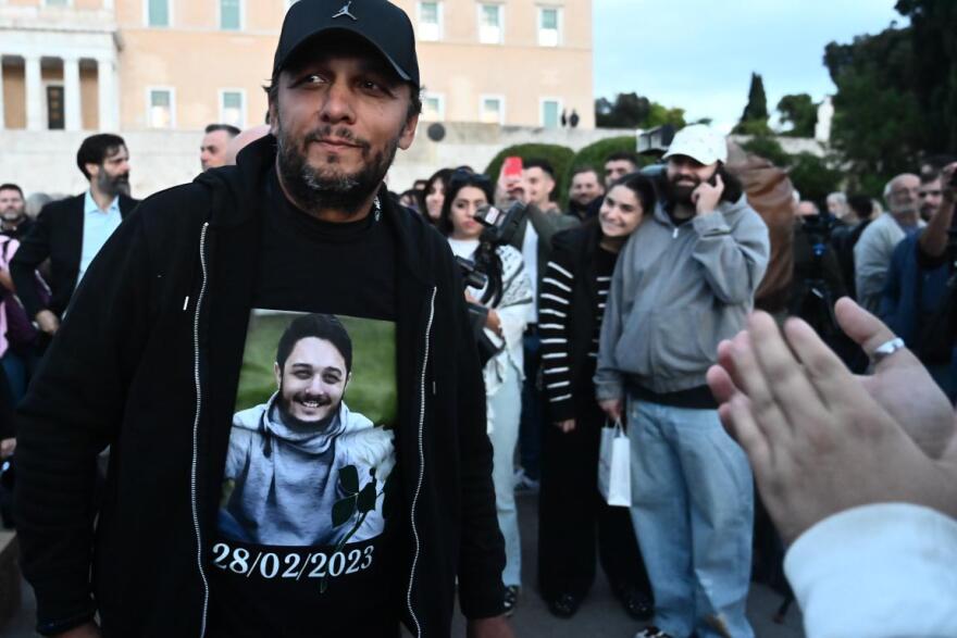 Συγκέντρωση στο Σύνταγμα, «συνεχίζω μέχρι τέλους» είπε ο Ρούτσι - Δείτε βίντεο και φωτογραφίες