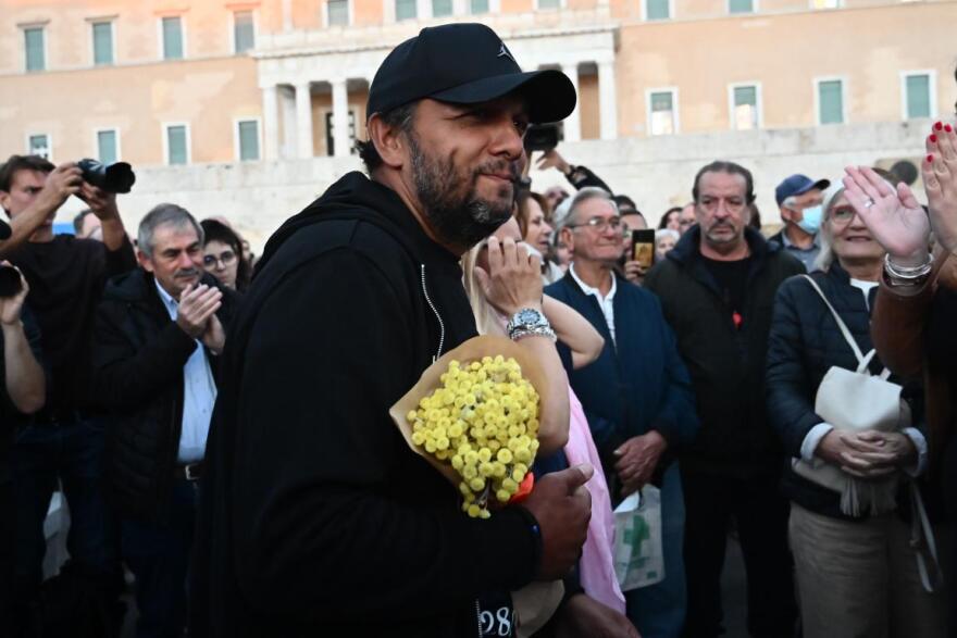 Συγκέντρωση στο Σύνταγμα, «συνεχίζω μέχρι τέλους» είπε ο Ρούτσι - Δείτε βίντεο και φωτογραφίες