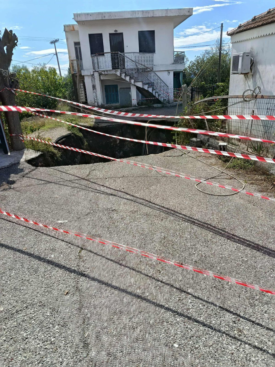 Νέες εικόνες από τις Φυτείες Αιτωλοακαρνανίας - Τι προκάλεσε τον κρατήρα έξι μέτρων ανάμεσα σε σπίτια 