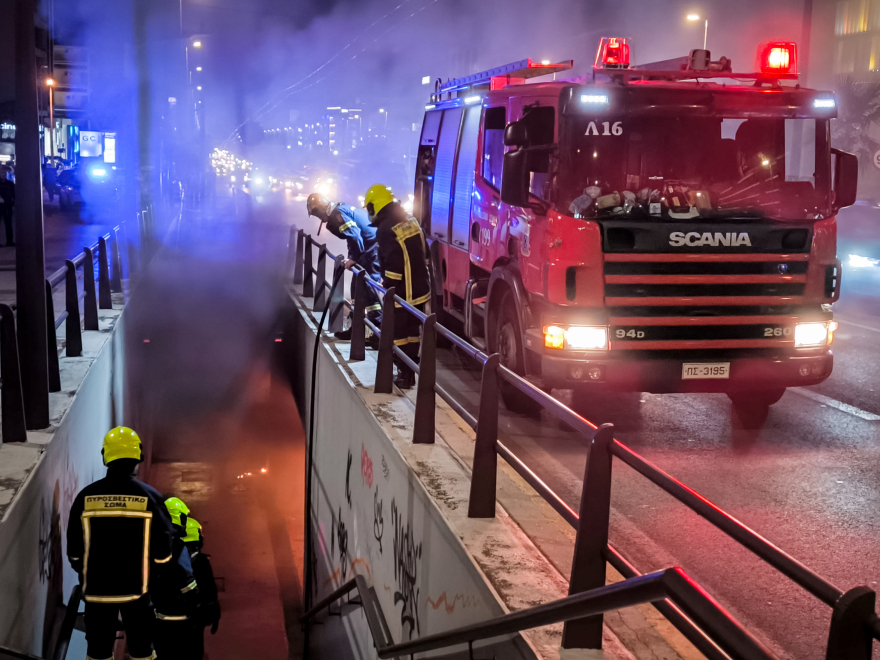 Υπό έλεγχο η φωτιά σε υπόγεια διάβαση της λεωφόρου Συγγρού - Δείτε φωτογραφίες