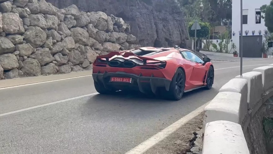 251009141938_lamborghini-revuelt