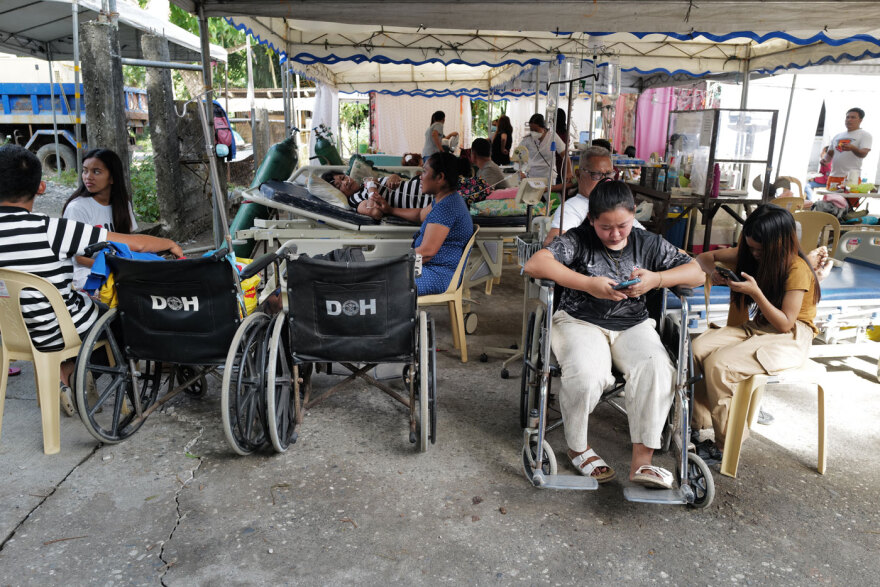 Η επόμενη ημέρα στις Φιλιππίνες μετά τα 7,4 Ρίχτερ - Κάτοικοι καθαρίζουν τα συντρίμμια, πώς πέρασαν τη νύχτα έξω