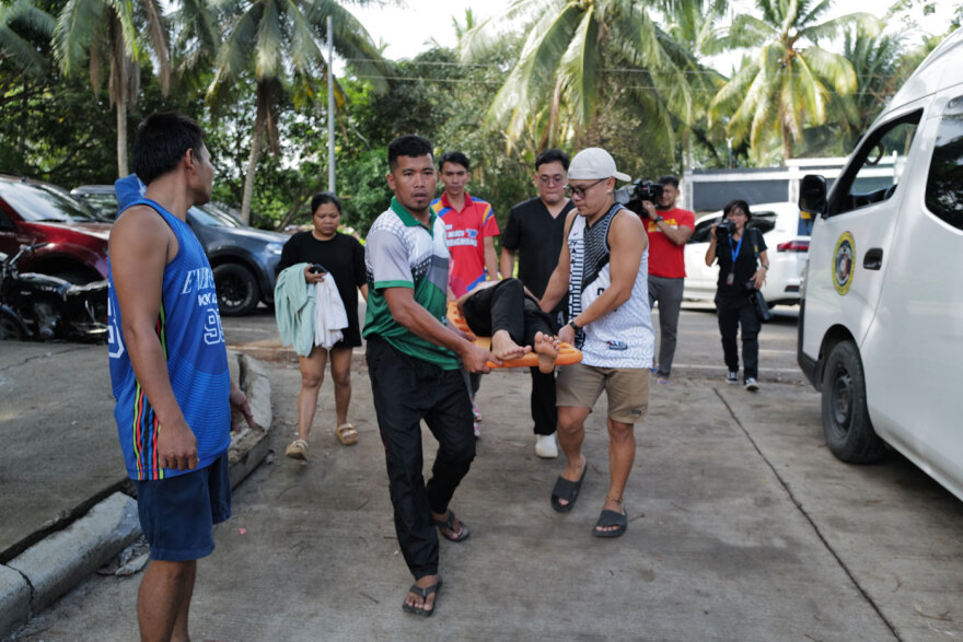 Η επόμενη ημέρα στις Φιλιππίνες μετά τα 7,4 Ρίχτερ - Κάτοικοι καθαρίζουν τα συντρίμμια, πώς πέρασαν τη νύχτα έξω