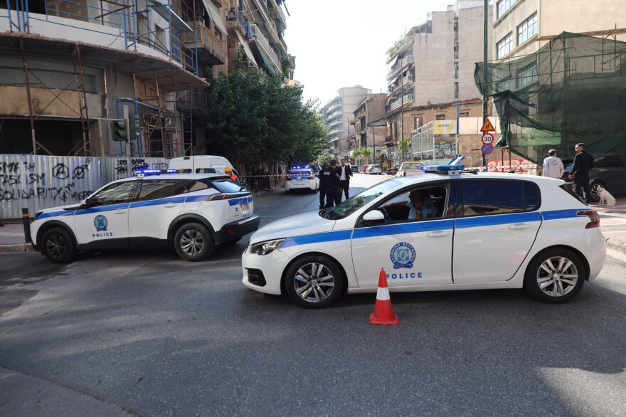Δείτε φωτογραφίες από την επιχείρηση του στρατού στη Λιοσίων για την περισυλλογή χειροβομβίδας