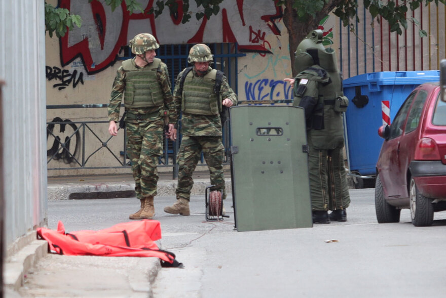 Δείτε φωτογραφίες από την επιχείρηση του στρατού στη Λιοσίων για την περισυλλογή χειροβομβίδας