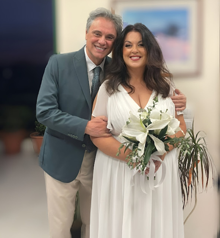 Ο Οδυσσέας Σταμούλης παντρεύτηκε τη σύντροφό του με πολιτικό γάμο - Δείτε τις φωτογραφίες