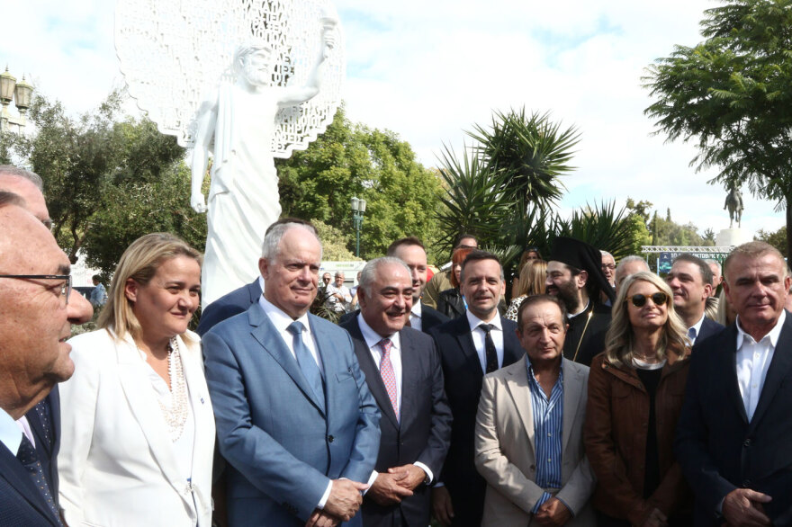 Στο Πεδίον του Άρεως το πρώτο άγαλμα αφιερωμένο στους μικρομεσαίους, απεικονίζει τον Προμηθέα