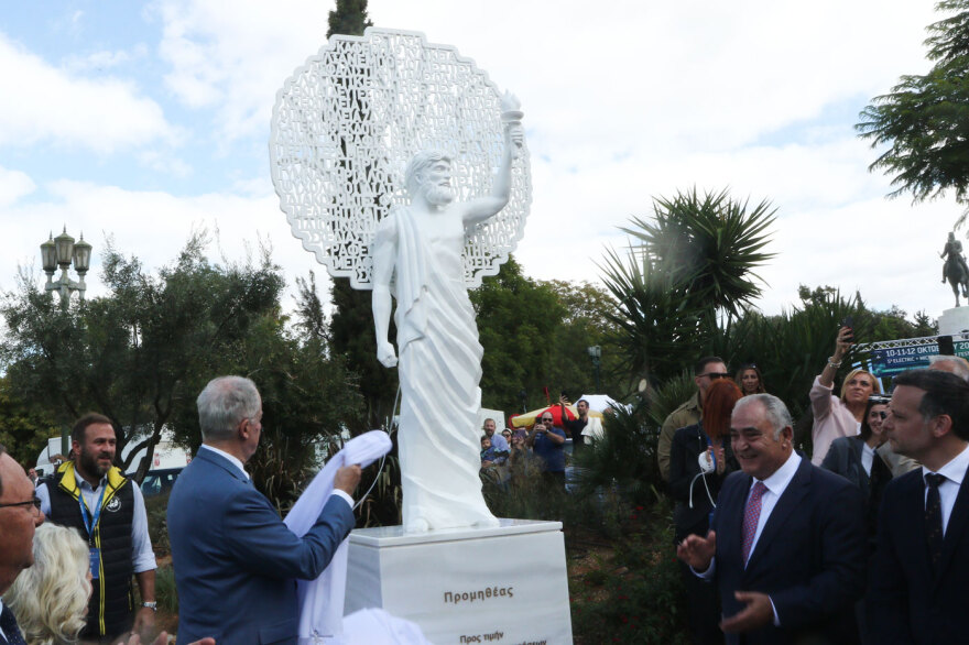 Στο Πεδίον του Άρεως το πρώτο άγαλμα αφιερωμένο στους μικρομεσαίους, απεικονίζει τον Προμηθέα