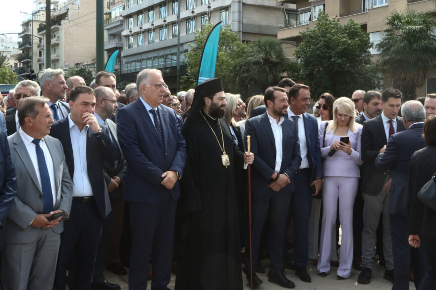 Στο Πεδίον του Άρεως το πρώτο άγαλμα αφιερωμένο στους μικρομεσαίους, απεικονίζει τον Προμηθέα