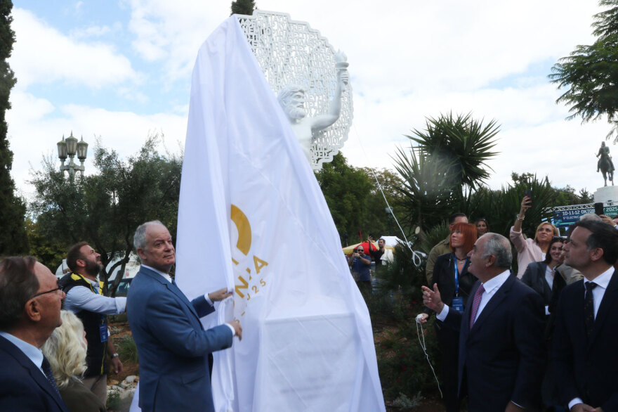 Στο Πεδίον του Άρεως το πρώτο άγαλμα αφιερωμένο στους μικρομεσαίους, απεικονίζει τον Προμηθέα