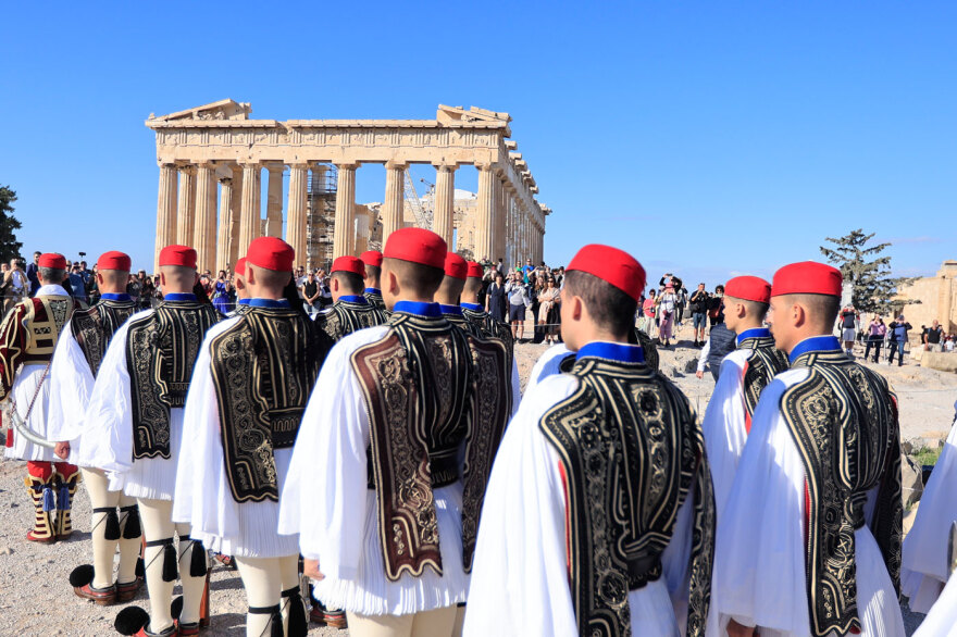 81 χρόνια από την απελευθέρωση της Αθήνας στις 12 Οκτωβρίου 1944 - Η έπαρση της σημαίας στην Ακρόπολη παρουσία Τασούλα, το μήνυμα Δένδια