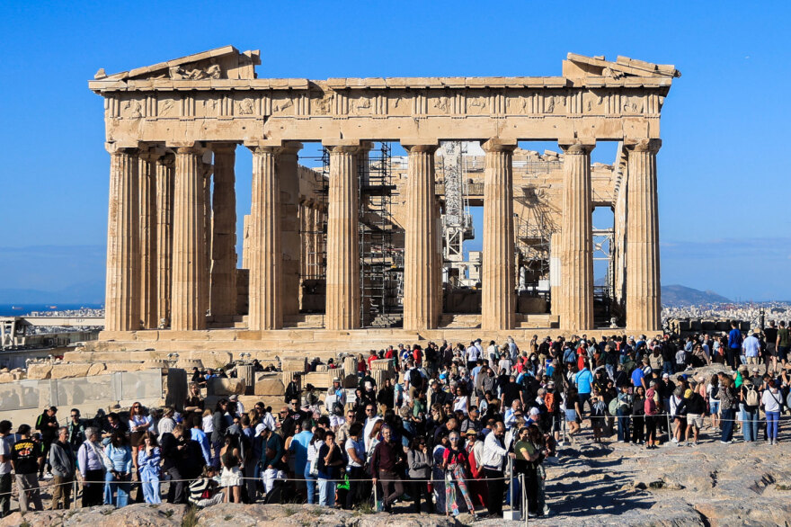 81 χρόνια από την απελευθέρωση της Αθήνας στις 12 Οκτωβρίου 1944 - Η έπαρση της σημαίας στην Ακρόπολη παρουσία Τασούλα, το μήνυμα Δένδια