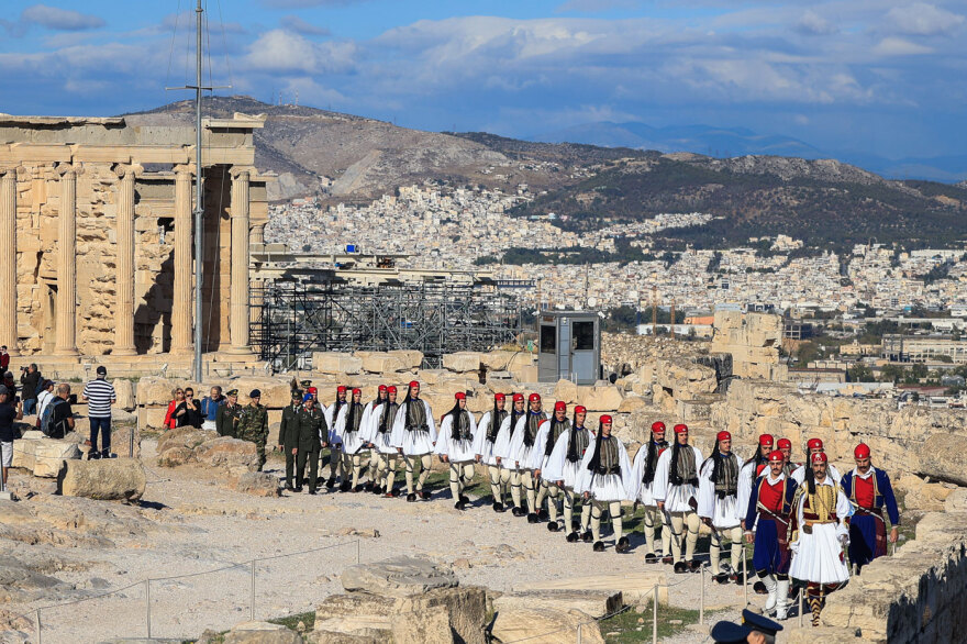 81 χρόνια από την απελευθέρωση της Αθήνας στις 12 Οκτωβρίου 1944 - Η έπαρση της σημαίας στην Ακρόπολη παρουσία Τασούλα, το μήνυμα Δένδια