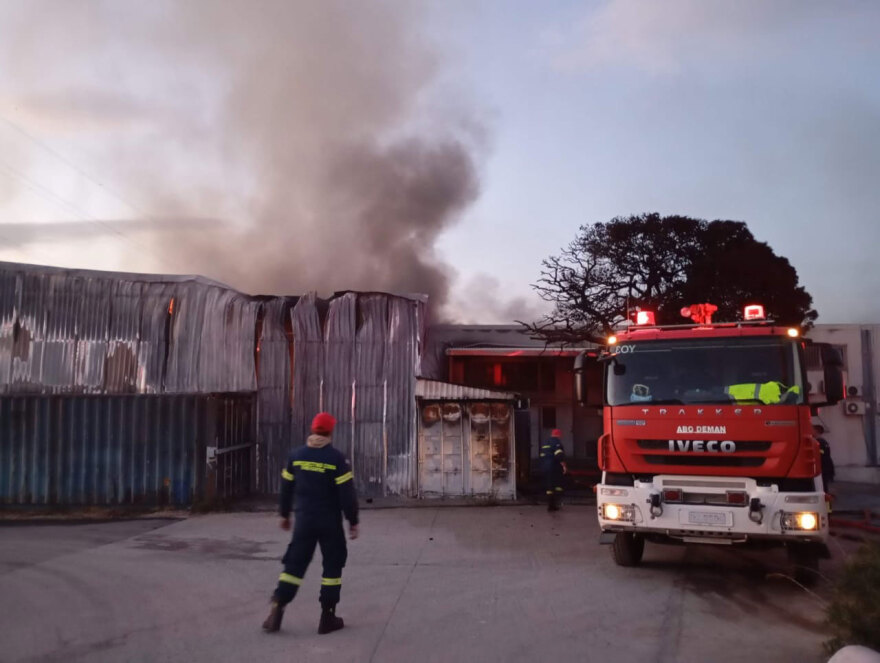 Σε εξέλιξη η φωτιά σε χώρο επιχείρησης στον Ασπρόπυργο, ενισχύθηκαν οι δυνάμεις στην περιοχή
