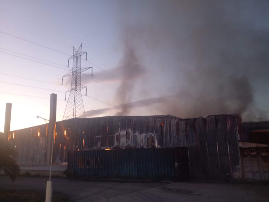 Σε εξέλιξη η φωτιά σε χώρο επιχείρησης στον Ασπρόπυργο, ενισχύθηκαν οι δυνάμεις στην περιοχή