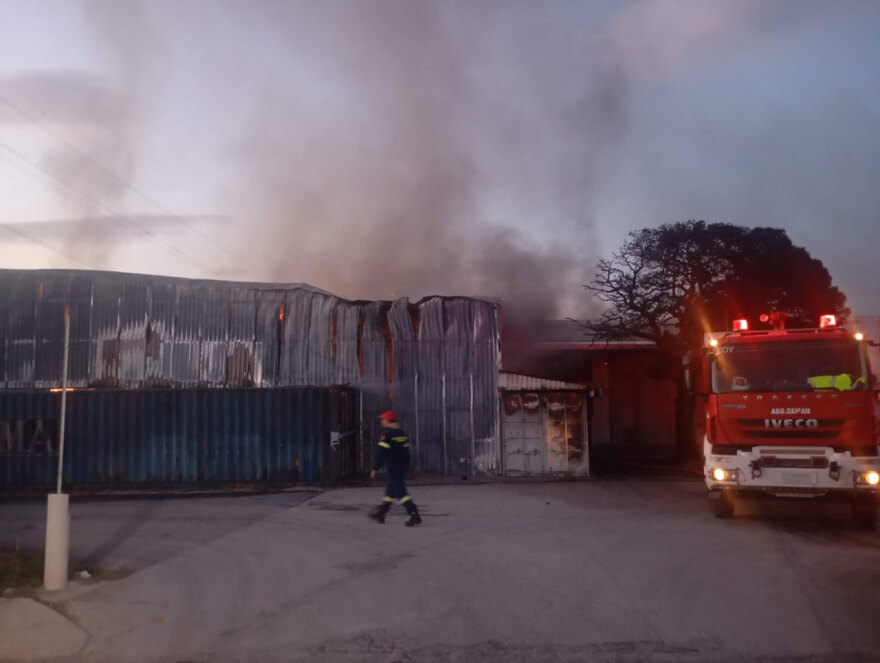 Σε εξέλιξη η φωτιά σε χώρο επιχείρησης στον Ασπρόπυργο, ενισχύθηκαν οι δυνάμεις στην περιοχή