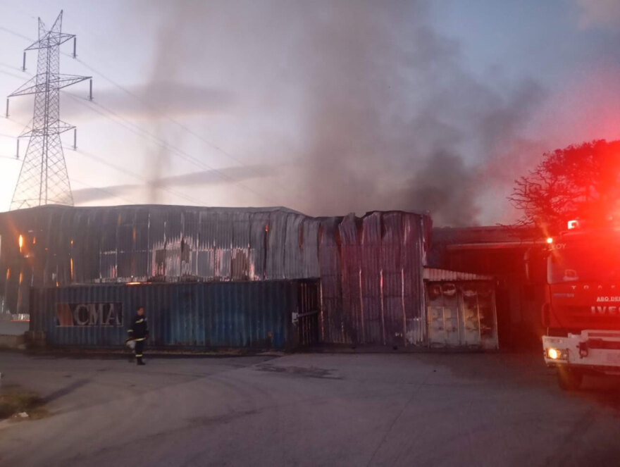 Σε εξέλιξη η φωτιά σε χώρο επιχείρησης στον Ασπρόπυργο, ενισχύθηκαν οι δυνάμεις στην περιοχή