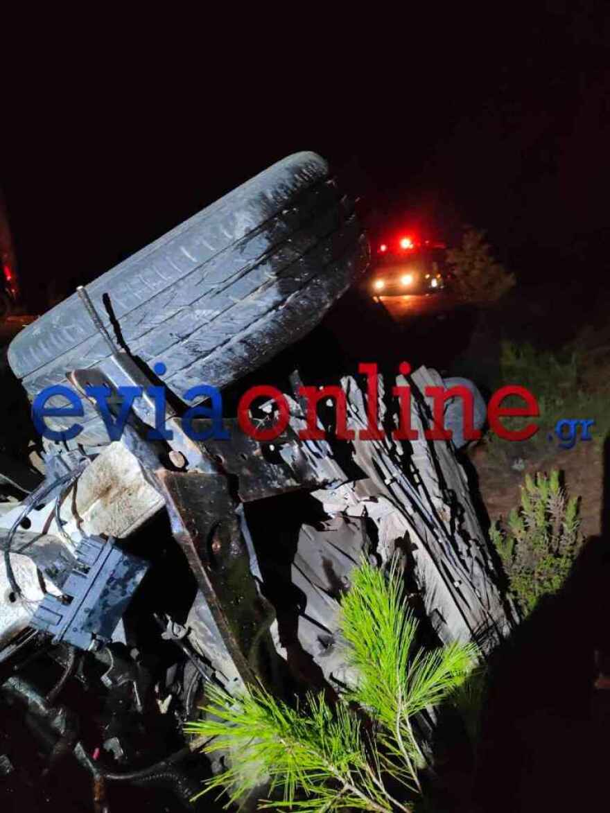Τροχαίο στην Εύβοια: Αυτοκίνητο εξετράπη της πορείας του και ντεραπάρισε - Δείτε φωτογραφίες