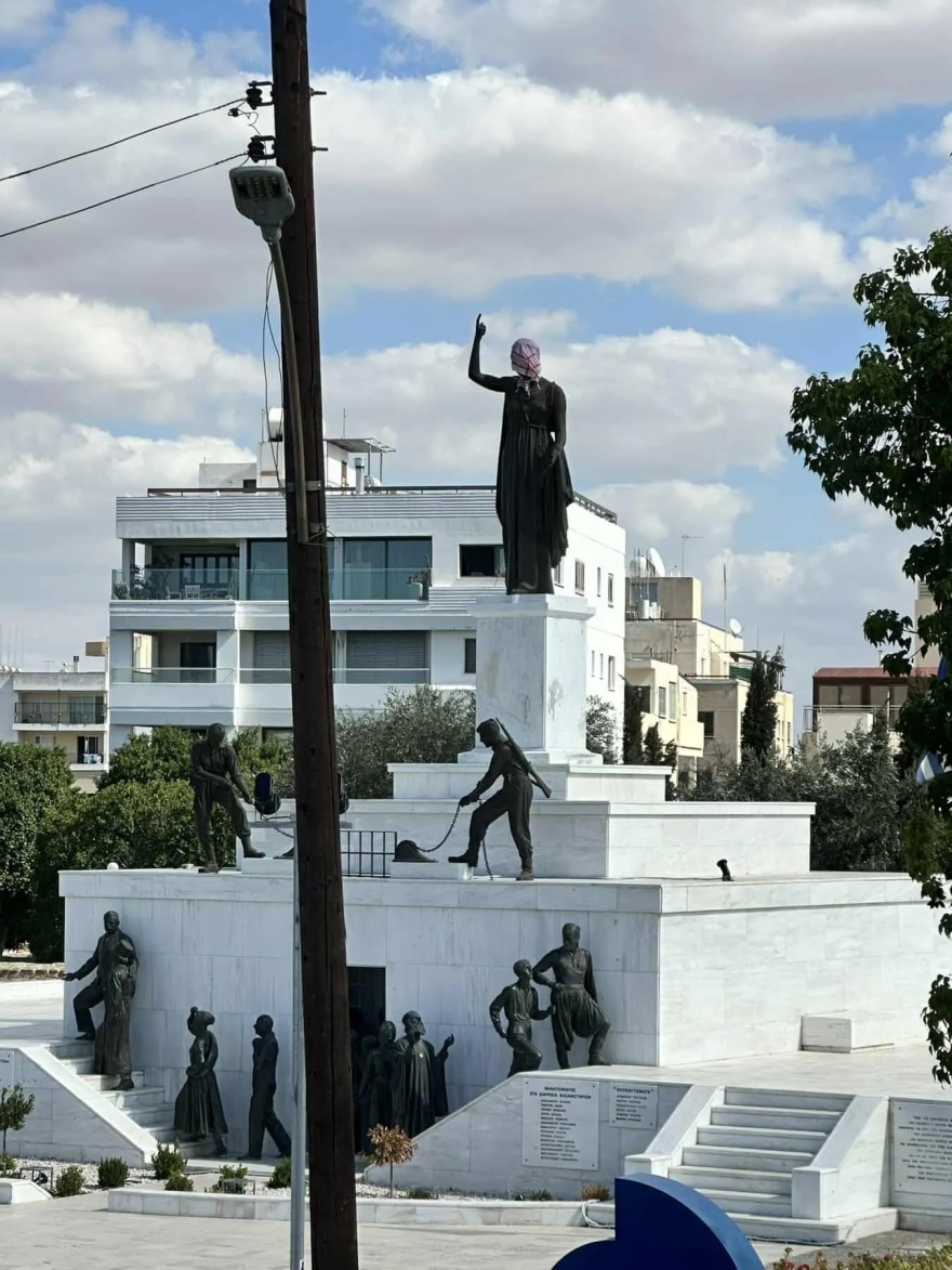 Λευκωσία: Καπέλωσαν με παλαιστινιακή μαντίλα το Μνημείο Ελευθερίας 
