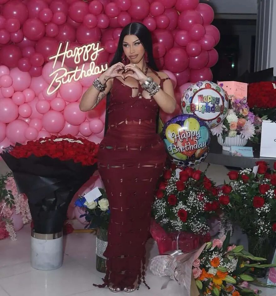 Cardi B: Νιώθω τυχερή και ευλογημένη, λέει η τραγουδίστρια για τα γενέθλιά της λίγο πριν αποκτήσει το τέταρτο παιδί της