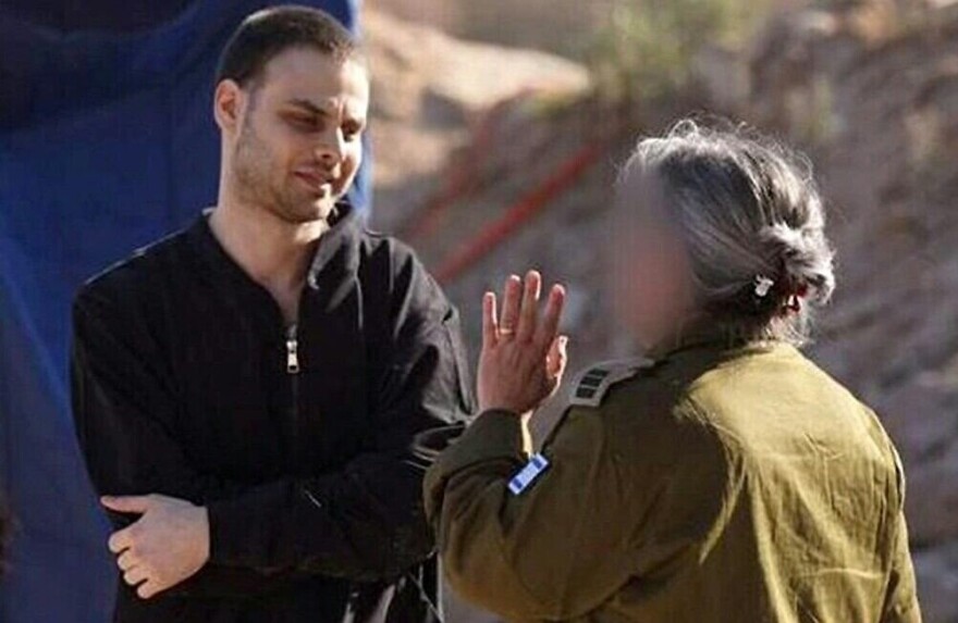 Στο σπίτι τους έπειτα από 738 ημέρες – Δείτε βίντεο και φωτογραφίες από την επιστροφή των Ισραηλινών ομήρων
