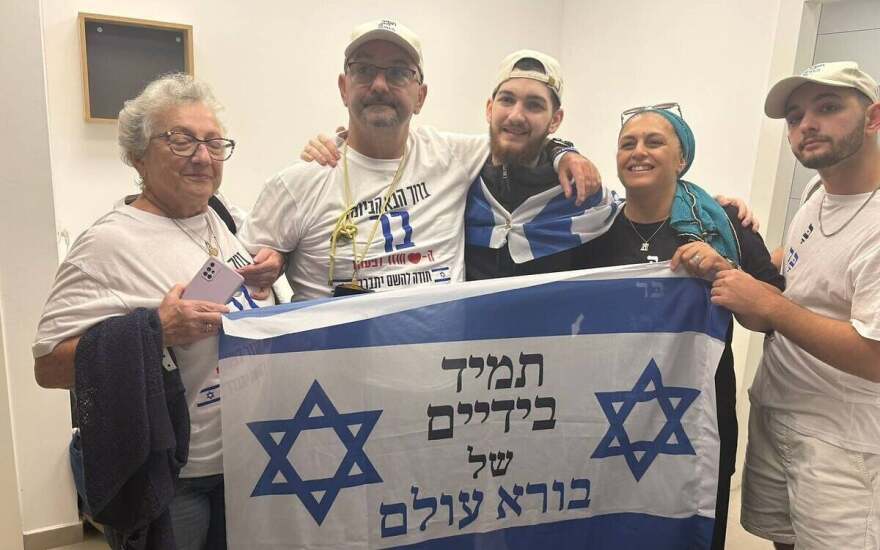 Στο σπίτι τους έπειτα από 738 ημέρες – Δείτε βίντεο και φωτογραφίες από την επιστροφή των Ισραηλινών ομήρων
