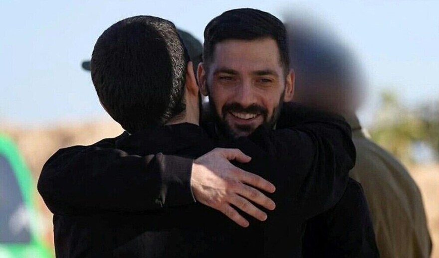 Στο σπίτι τους έπειτα από 738 ημέρες – Δείτε βίντεο και φωτογραφίες από την επιστροφή των Ισραηλινών ομήρων
