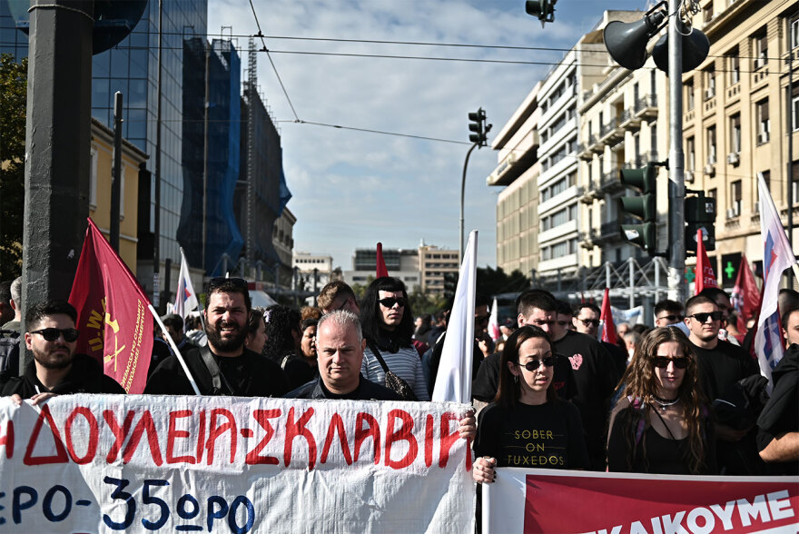 Απεργία σήμερα 14/10: Σε εξέλιξη οι συγκεντρώσεις στο κέντρο της Αθήνας, πώς κινούνται τα μέσα