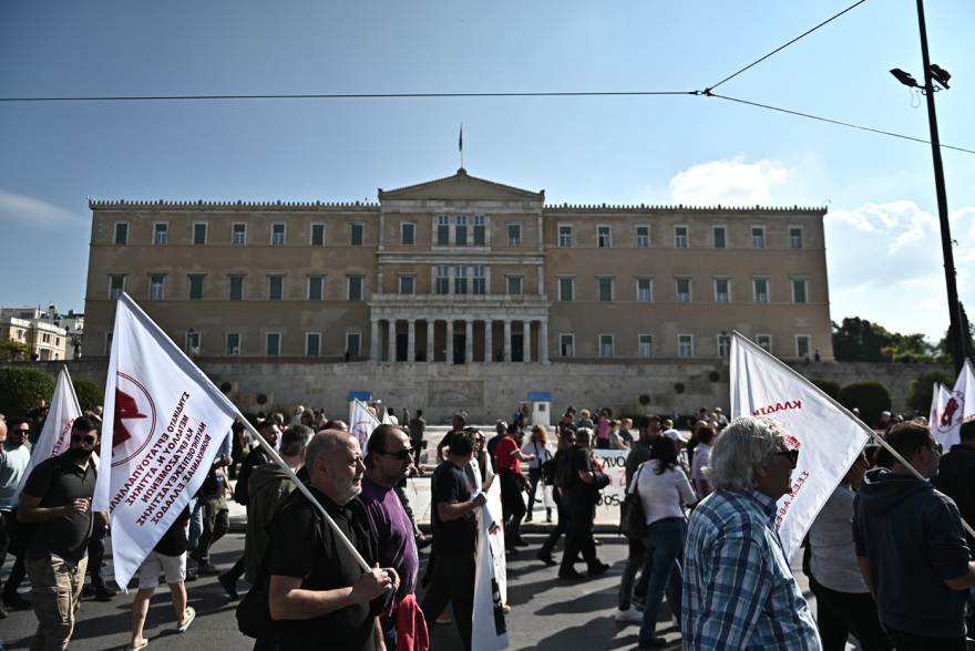 Απεργία σήμερα 14/10: Σε εξέλιξη οι συγκεντρώσεις στο κέντρο της Αθήνας, πώς κινούνται τα μέσα