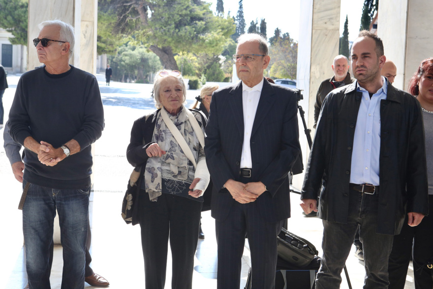 Θρήνος στην κηδεία της Άννας Κυριακού: Το τελευταίο αντίο στην «θεία Μπεμπέκα» από τις Τρεις Χάριτες 12 Άννα Κυριακού - κηδεία: Συγκίνηση στο τελευταίο αντίο, λύγισε ο γιος της: «Αγαπήθηκε από όλο τον κόσμο» - Δείτε φωτογραφίες