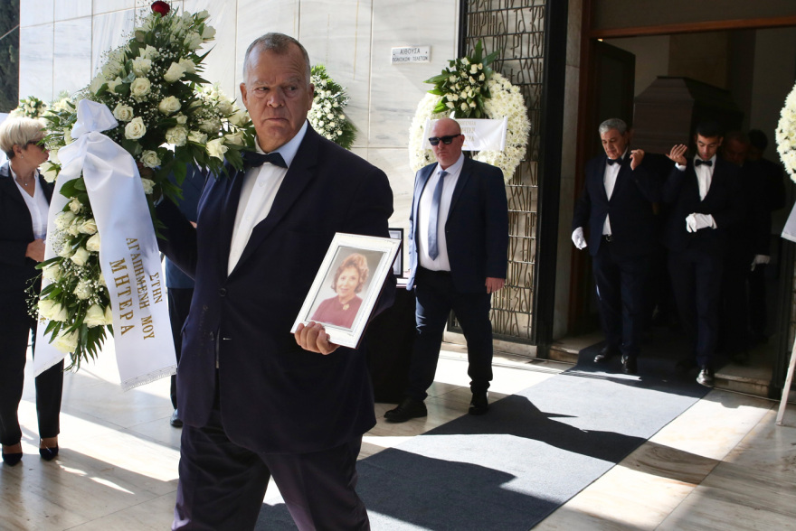 Θρήνος στην κηδεία της Άννας Κυριακού: Το τελευταίο αντίο στην «θεία Μπεμπέκα» από τις Τρεις Χάριτες 13 Άννα Κυριακού - κηδεία: Συγκίνηση στο τελευταίο αντίο, λύγισε ο γιος της: «Αγαπήθηκε από όλο τον κόσμο» - Δείτε φωτογραφίες