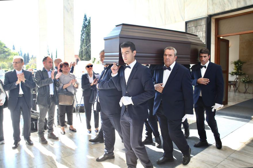 Θρήνος στην κηδεία της Άννας Κυριακού: Το τελευταίο αντίο στην «θεία Μπεμπέκα» από τις Τρεις Χάριτες 14 Άννα Κυριακού - κηδεία: Συγκίνηση στο τελευταίο αντίο, λύγισε ο γιος της: «Αγαπήθηκε από όλο τον κόσμο» - Δείτε φωτογραφίες