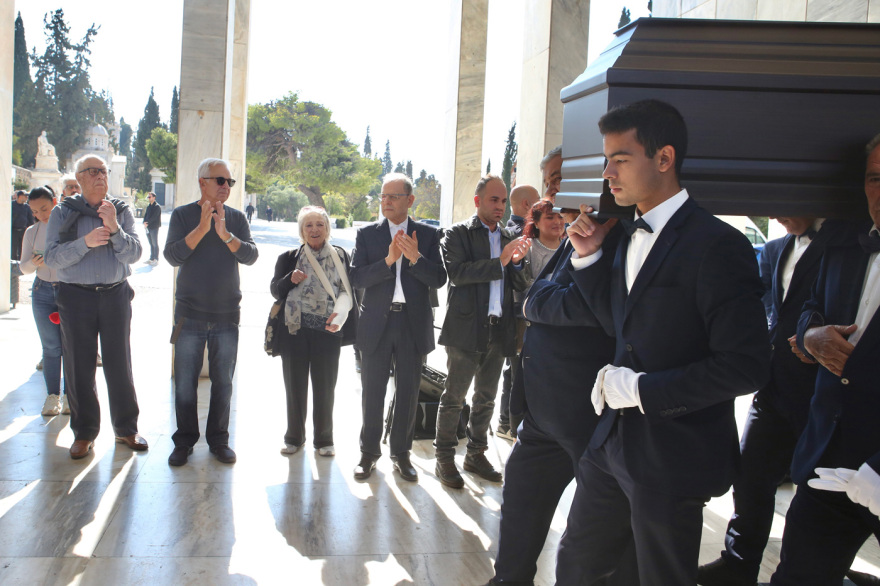 Θρήνος στην κηδεία της Άννας Κυριακού: Το τελευταίο αντίο στην «θεία Μπεμπέκα» από τις Τρεις Χάριτες 15 Άννα Κυριακού - κηδεία: Συγκίνηση στο τελευταίο αντίο, λύγισε ο γιος της: «Αγαπήθηκε από όλο τον κόσμο» - Δείτε φωτογραφίες