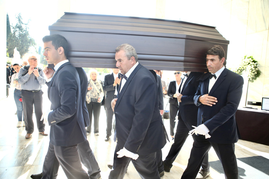 Θρήνος στην κηδεία της Άννας Κυριακού: Το τελευταίο αντίο στην «θεία Μπεμπέκα» από τις Τρεις Χάριτες 16 Άννα Κυριακού - κηδεία: Συγκίνηση στο τελευταίο αντίο, λύγισε ο γιος της: «Αγαπήθηκε από όλο τον κόσμο» - Δείτε φωτογραφίες