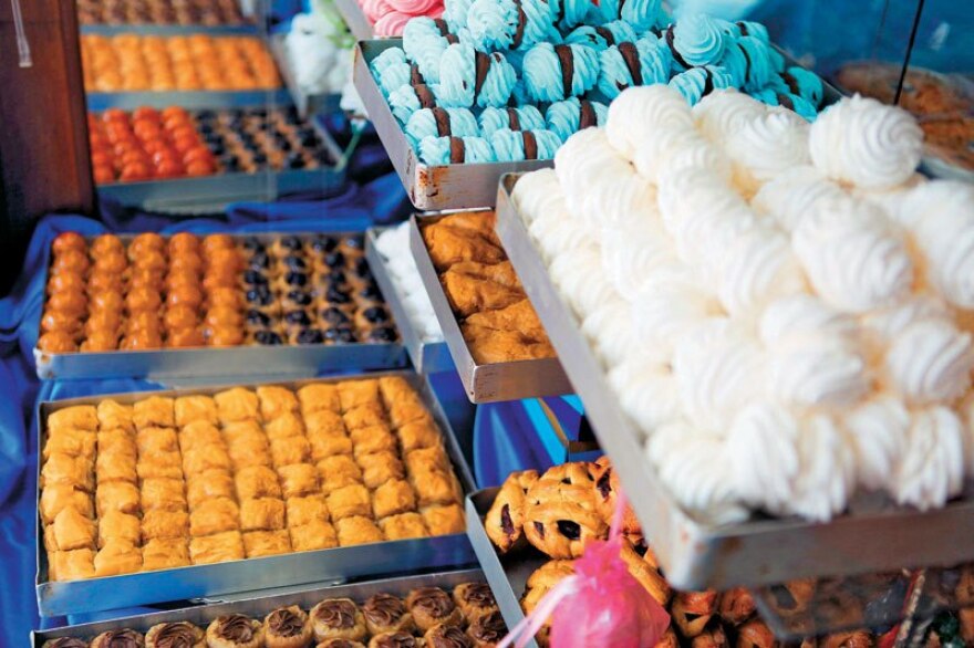 Γιώργος Πιπερίδης: Ο άνθρωπος που... γλύκανε γενιές Αθηναίων με το μαχλέπι του, η μυστική συνταγή για τα τσουρέκια του Lido και οι ουρές απ' όλη την Αθήνα