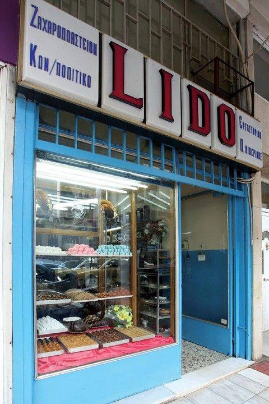 Γιώργος Πιπερίδης: Ο άνθρωπος που... γλύκανε γενιές Αθηναίων με το μαχλέπι του, η μυστική συνταγή για τα τσουρέκια του Lido και οι ουρές απ' όλη την Αθήνα