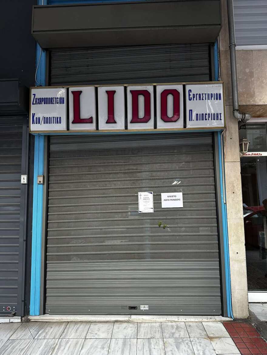 Γιώργος Πιπερίδης: Ο άνθρωπος που... γλύκανε γενιές Αθηναίων με το μαχλέπι του, η μυστική συνταγή για τα τσουρέκια του Lido και οι ουρές απ' όλη την Αθήνα