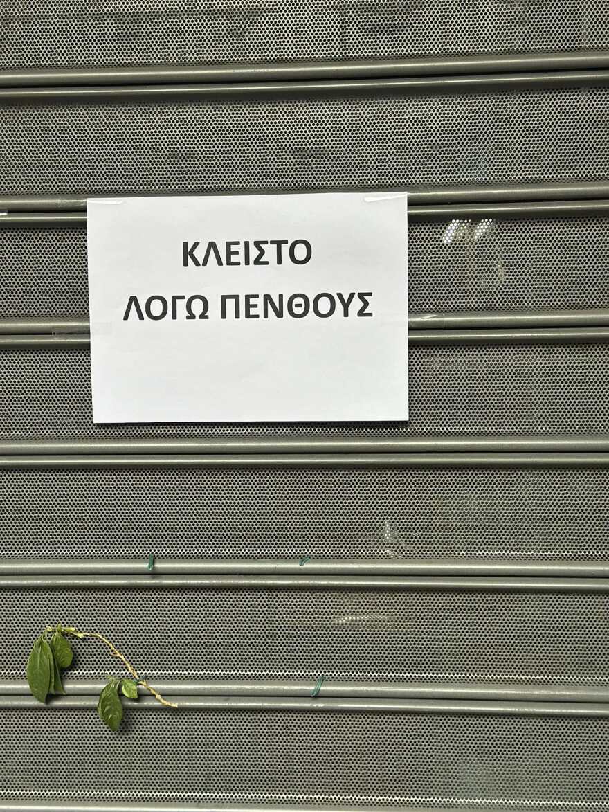 Γιώργος Πιπερίδης: Ο άνθρωπος που... γλύκανε γενιές Αθηναίων με το μαχλέπι του, η μυστική συνταγή για τα τσουρέκια του Lido και οι ουρές απ' όλη την Αθήνα