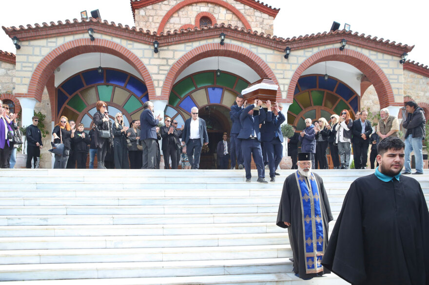 Θλίψη στο τελευταίο αντίο στον Άλκη Γιαννακά, συντετριμμένη η σύντροφός του - Δείτε φωτογραφίες