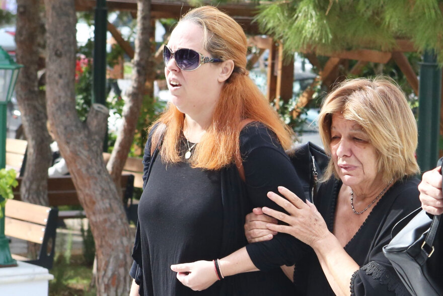 Αυτή την ώρα το τελευταίο αντίο στον Άλκη Γιαννακά, συντετριμμένη η σύντροφός του - Δείτε φωτογραφίες