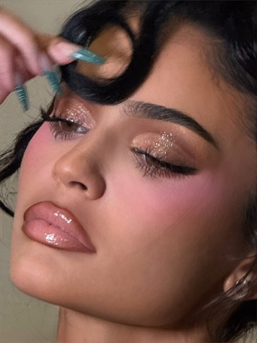 Φωτογραφίες: Η Κάιλι Τζένερ ποζάρει με αποκαλυπτικό φόρεμα 