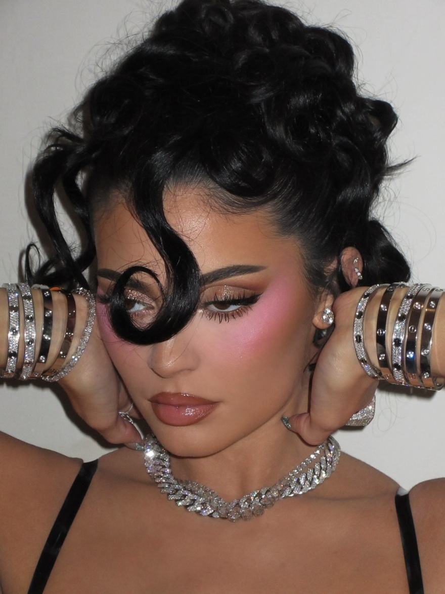 Φωτογραφίες: Η Κάιλι Τζένερ ποζάρει με αποκαλυπτικό φόρεμα 