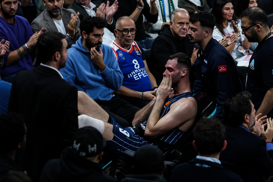 Τραυματίστηκε σοβαρά ο Παπαγιάννης στο παιχνίδι της Εφές με τον Παναθηναϊκό και αποχώρησε κλαίγοντας πάνω σε φορείο - Βίντεο