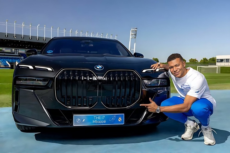 O Εμπαπέ πήρε μια ολοκαίνουρια BMW φτιαγμένη αποκλειστικά για εκείνον, αλλά... δεν έχει δίπλωμα οδήγησης