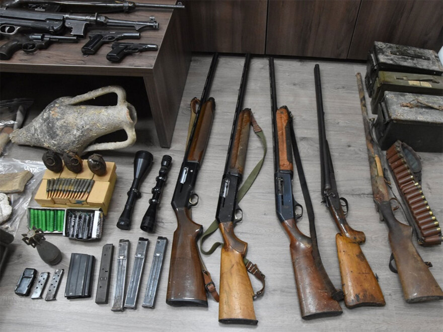 77χρονος στο Ρέθυμνο είχε «οπλοστάσιο» στο σπίτι του - Βρήκαν από όπλα μέχρι χειροβομβίδες και εκρηκτικά
