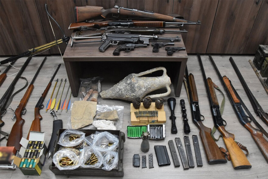 77χρονος στο Ρέθυμνο είχε «οπλοστάσιο» στο σπίτι του - Βρήκαν από όπλα μέχρι χειροβομβίδες και εκρηκτικά
