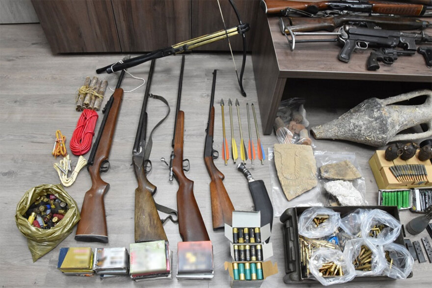 77χρονος στο Ρέθυμνο είχε «οπλοστάσιο» στο σπίτι του - Βρήκαν από όπλα μέχρι χειροβομβίδες και εκρηκτικά
