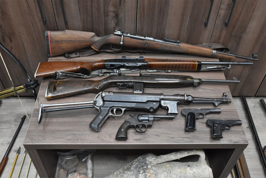 77χρονος στο Ρέθυμνο είχε «οπλοστάσιο» στο σπίτι του - Βρήκαν από όπλα μέχρι χειροβομβίδες και εκρηκτικά
