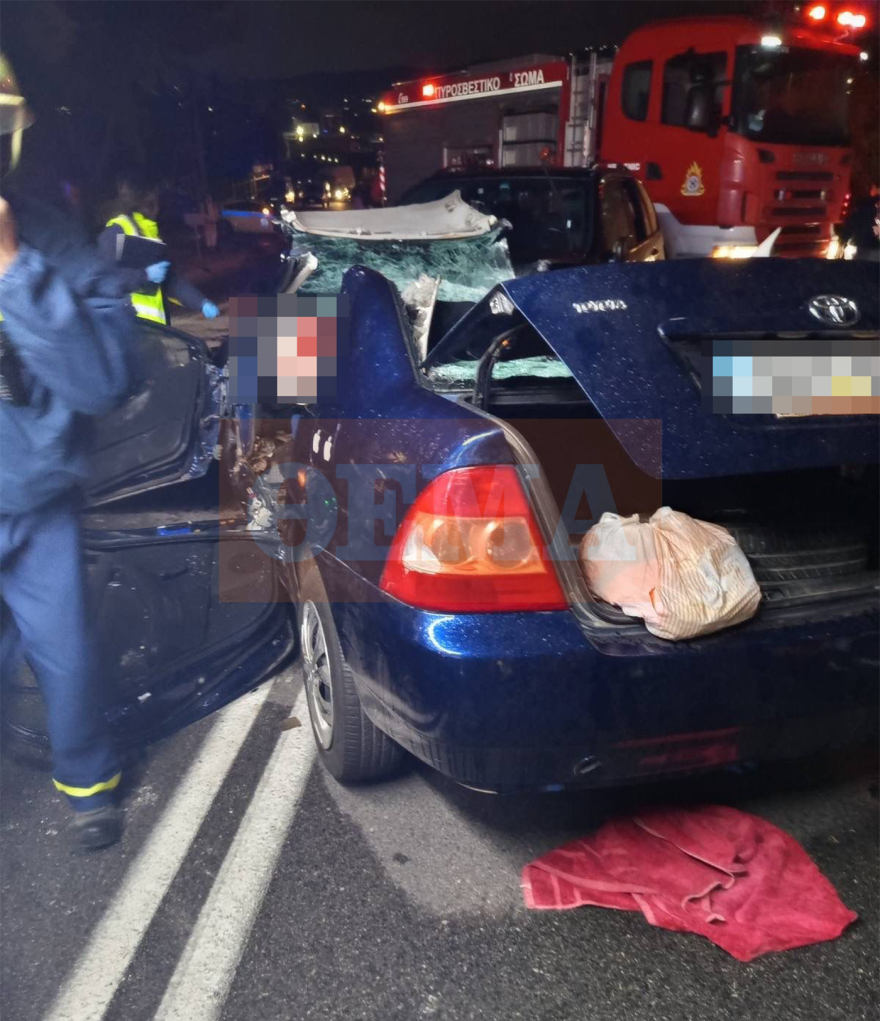 Τραγικό τροχαίο με 3 νεκρούς στις Αφίδνες, μάζες από λαμαρίνες τα οχήματα - «Το ένα αυτοκίνητο ήταν μέσα στο άλλο» λέει ο οδηγός του γερανού